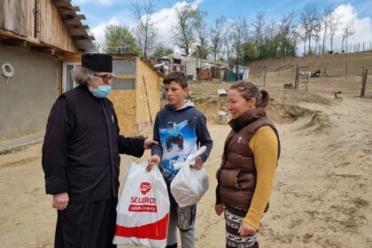 Parohia „Sf. Cuv. Parascheva“ din Galați a oferit daruri pascale semenilor nevoiași – fotografia 25