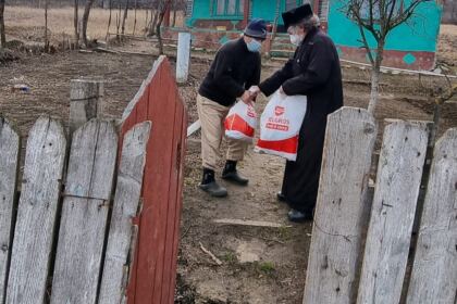 Parohia „Sf. Cuv. Parascheva“ din Galați a oferit daruri pascale semenilor nevoiași – fotografia 28