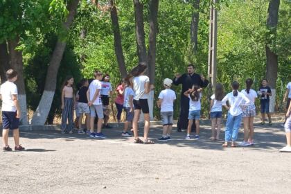 O zi de tabară a înfrățit și bucurat copiii din patru parohii brăilene – fotografia 10