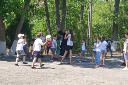 O zi de tabară a înfrățit și bucurat copiii din patru parohii brăilene – fotografia 11