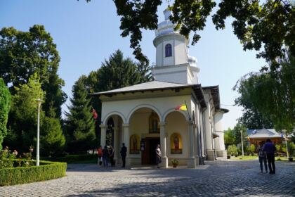 Sprijin pentru 4.000 de copii din partea Arhiepiscopiei Dunării de Jos, la început de an şcolar – fotografia 1