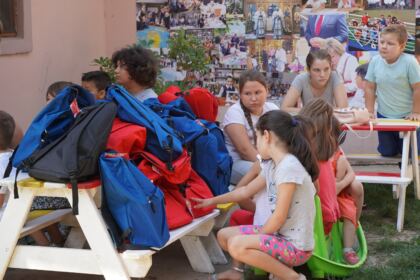 Sprijin pentru 4.000 de copii din partea Arhiepiscopiei Dunării de Jos, la început de an şcolar – fotografia 9