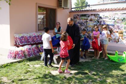 Sprijin pentru 4.000 de copii din partea Arhiepiscopiei Dunării de Jos, la început de an şcolar – fotografia 10