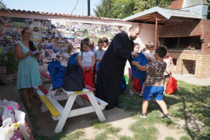 Sprijin pentru 4.000 de copii din partea Arhiepiscopiei Dunării de Jos, la început de an şcolar – fotografia 11