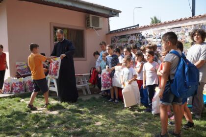 Sprijin pentru 4.000 de copii din partea Arhiepiscopiei Dunării de Jos, la început de an şcolar – fotografia 12