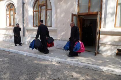 Sprijin pentru 4.000 de copii din partea Arhiepiscopiei Dunării de Jos, la început de an şcolar – fotografia 18