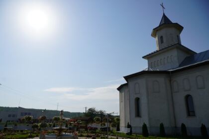 Copiii nevoiaşi din Protopopiatul Covurlui au primit ghiozdane cu rechizite – fotografia 2