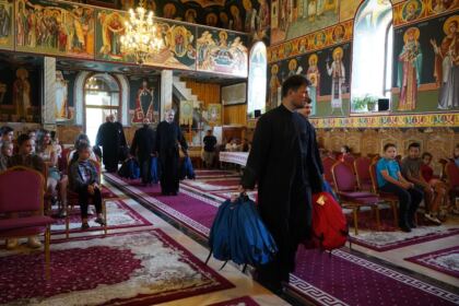 Copiii nevoiaşi din Protopopiatul Covurlui au primit ghiozdane cu rechizite – fotografia 7