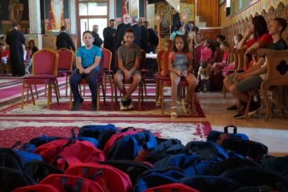 Copiii nevoiaşi din Protopopiatul Covurlui au primit ghiozdane cu rechizite – fotografia 12