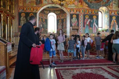 Copiii nevoiaşi din Protopopiatul Covurlui au primit ghiozdane cu rechizite – fotografia 15