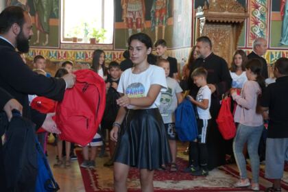 Copiii nevoiaşi din Protopopiatul Covurlui au primit ghiozdane cu rechizite – fotografia 16