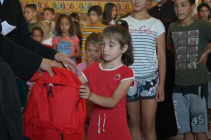 Copiii nevoiaşi din Protopopiatul Covurlui au primit ghiozdane cu rechizite – fotografia 17