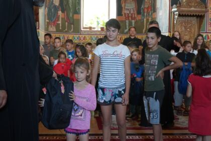Copiii nevoiaşi din Protopopiatul Covurlui au primit ghiozdane cu rechizite – fotografia 18