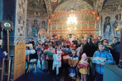 Sfântul Nicolae a ajuns și la copiii din localitatea Vameș – fotografia 5