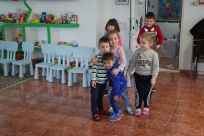 Daruri pentru copiii de la Grădiniţa parohială „Familia“ din Brăila – fotografia 5