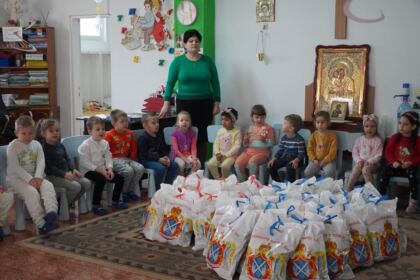 Daruri pentru copiii de la Grădiniţa parohială „Familia“ din Brăila – fotografia 12