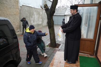 Parohia „Sf. Filofteia“ din Brăila a oferit sprijin semenilor aflaţi în dificultate – fotografia 10