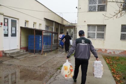Parohia „Sf. Filofteia“ din Brăila a oferit sprijin semenilor aflaţi în dificultate – fotografia 19