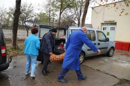Parohia „Sf. Filofteia“ din Brăila a oferit sprijin semenilor aflaţi în dificultate – fotografia 21