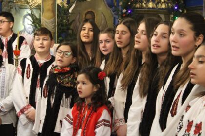 Elevii din localitatea Umbrărești, judeţul Galați i-au colindat pe credincioşii din Parohia „Piscu Corbului“ – Nicorești – fotografia 3