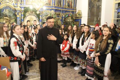 Elevii din localitatea Umbrărești, judeţul Galați i-au colindat pe credincioşii din Parohia „Piscu Corbului“ – Nicorești – fotografia 4
