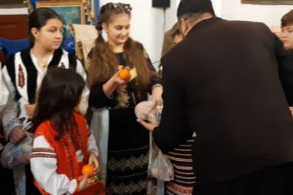 Elevii din localitatea Umbrărești, judeţul Galați i-au colindat pe credincioşii din Parohia „Piscu Corbului“ – Nicorești – fotografia 5