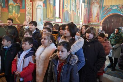Zi de sărbătoare pentru copiii Centrului de zi de la Parohia „Sf. Spiridon“ din municipiul Galaţi – fotografia 14