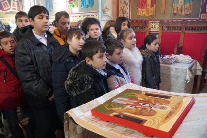 Zi de sărbătoare pentru copiii Centrului de zi de la Parohia „Sf. Spiridon“ din municipiul Galaţi – fotografia 15
