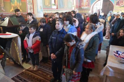 Zi de sărbătoare pentru copiii Centrului de zi de la Parohia „Sf. Spiridon“ din municipiul Galaţi – fotografia 18