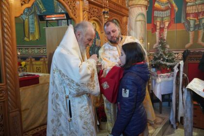 Zi de sărbătoare pentru copiii Centrului de zi de la Parohia „Sf. Spiridon“ din municipiul Galaţi – fotografia 23