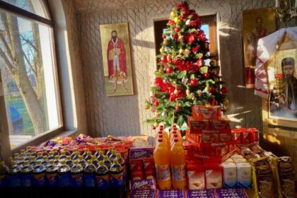 Împărtăşire cu Sfintele Taine, colinde şi daruri pentru bătrânii dintr-o parohie brăileană – fotografia 1