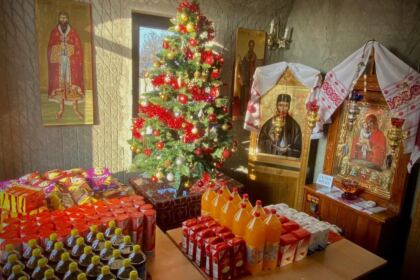 Împărtăşire cu Sfintele Taine, colinde şi daruri pentru bătrânii dintr-o parohie brăileană – fotografia 2