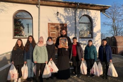 Împărtăşire cu Sfintele Taine, colinde şi daruri pentru bătrânii dintr-o parohie brăileană – fotografia 3