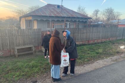 Împărtăşire cu Sfintele Taine, colinde şi daruri pentru bătrânii dintr-o parohie brăileană – fotografia 4