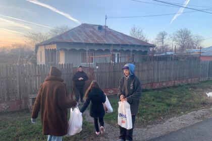 Împărtăşire cu Sfintele Taine, colinde şi daruri pentru bătrânii dintr-o parohie brăileană – fotografia 5