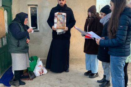 Împărtăşire cu Sfintele Taine, colinde şi daruri pentru bătrânii dintr-o parohie brăileană – fotografia 7