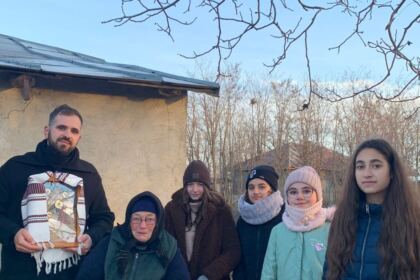 Împărtăşire cu Sfintele Taine, colinde şi daruri pentru bătrânii dintr-o parohie brăileană – fotografia 8