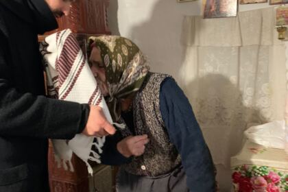 Împărtăşire cu Sfintele Taine, colinde şi daruri pentru bătrânii dintr-o parohie brăileană – fotografia 9