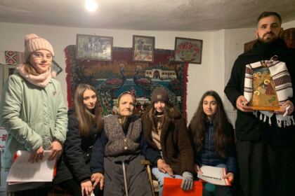 Împărtăşire cu Sfintele Taine, colinde şi daruri pentru bătrânii dintr-o parohie brăileană – fotografia 11