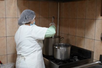 Parohia „Sfinţii Arhangheli Mihail şi Gavriil“ din Brăila a oferit daruri persoanelor nevoiaşe – fotografia 3