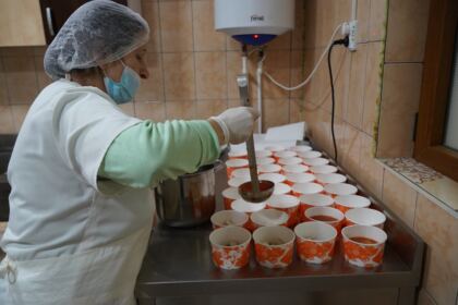 Parohia „Sfinţii Arhangheli Mihail şi Gavriil“ din Brăila a oferit daruri persoanelor nevoiaşe – fotografia 4