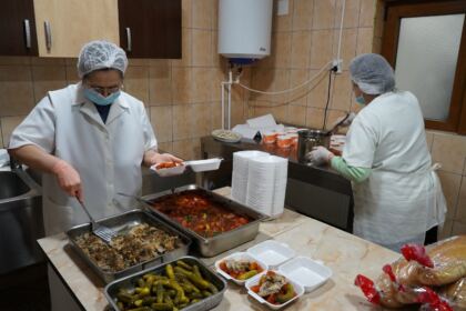 Parohia „Sfinţii Arhangheli Mihail şi Gavriil“ din Brăila a oferit daruri persoanelor nevoiaşe – fotografia 5