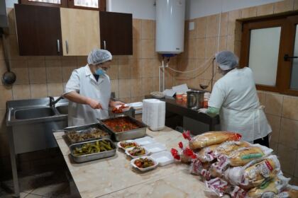 Parohia „Sfinţii Arhangheli Mihail şi Gavriil“ din Brăila a oferit daruri persoanelor nevoiaşe – fotografia 6