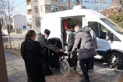 Parohia „Sfinţii Arhangheli Mihail şi Gavriil“ din Brăila a oferit daruri persoanelor nevoiaşe – fotografia 22