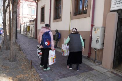 Parohia „Sfinţii Arhangheli Mihail şi Gavriil“ din Brăila a oferit daruri persoanelor nevoiaşe – fotografia 23