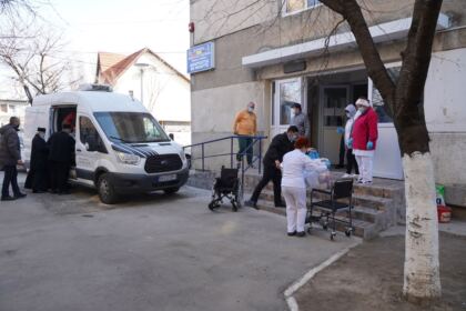 Parohia „Sfinţii Arhangheli Mihail şi Gavriil“ din Brăila a oferit daruri persoanelor nevoiaşe – fotografia 27