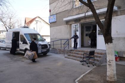 Parohia „Sfinţii Arhangheli Mihail şi Gavriil“ din Brăila a oferit daruri persoanelor nevoiaşe – fotografia 28