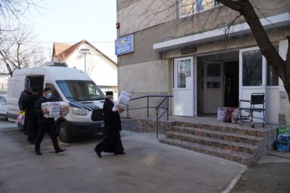 Parohia „Sfinţii Arhangheli Mihail şi Gavriil“ din Brăila a oferit daruri persoanelor nevoiaşe – fotografia 29