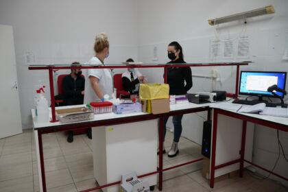 O nouă campanie de donare de sânge a elevilor seminarişti gălăţeni – fotografia 13