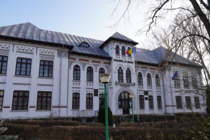 Poetul naţional Mihai Eminescu a fost omagiat de elevii Seminarului Teologic „Sfântul Andrei“ din Galaţi – fotografia 1